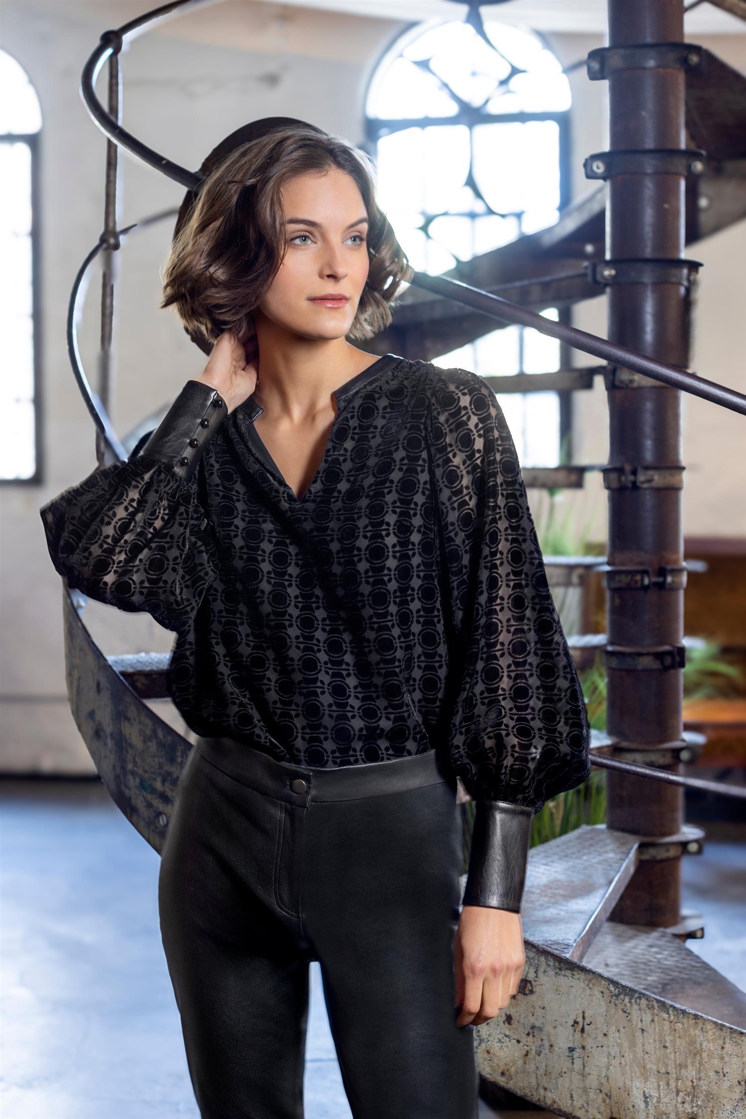Burnout detailed velvet blouse Black