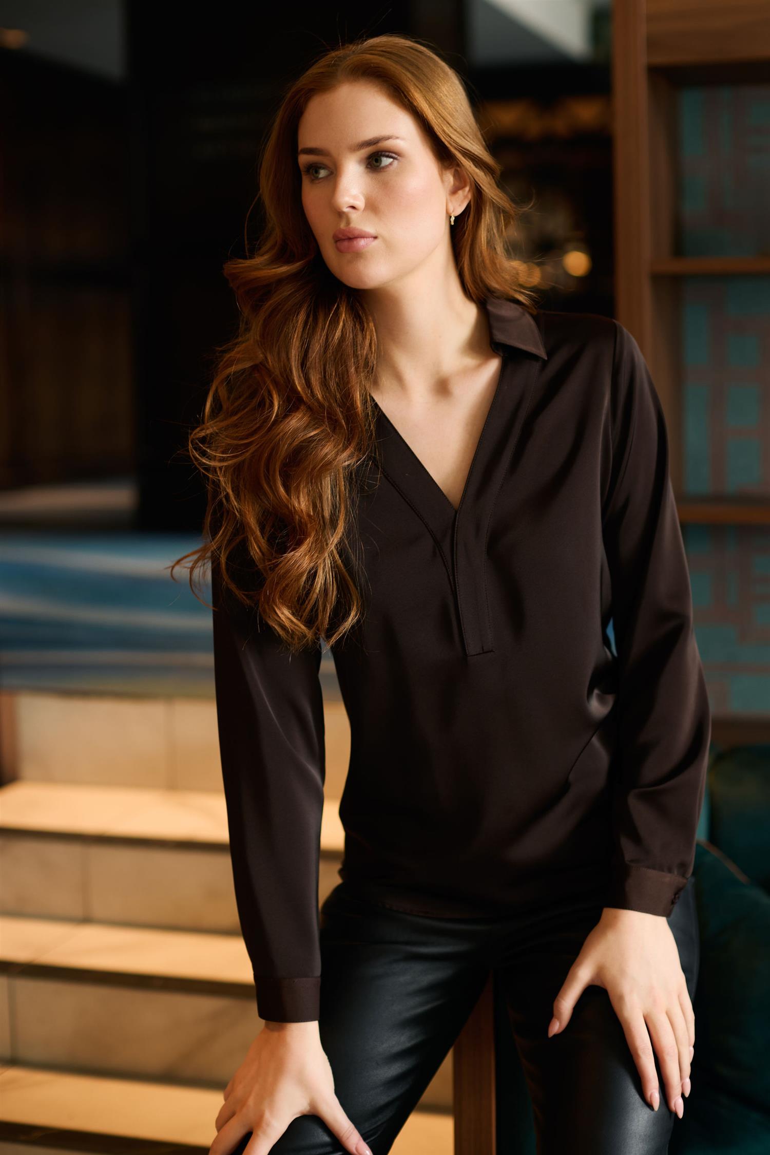 V-neck classic blouse Mørkebrun