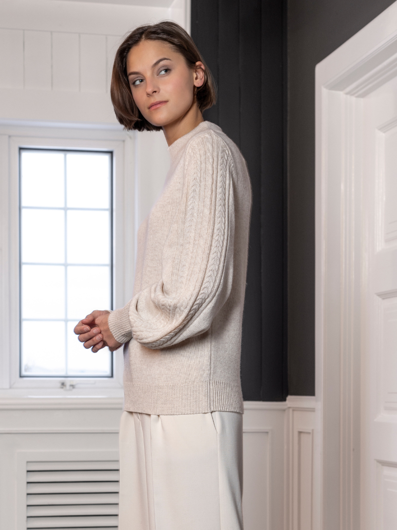 Feminin knitted pullover Light Sand