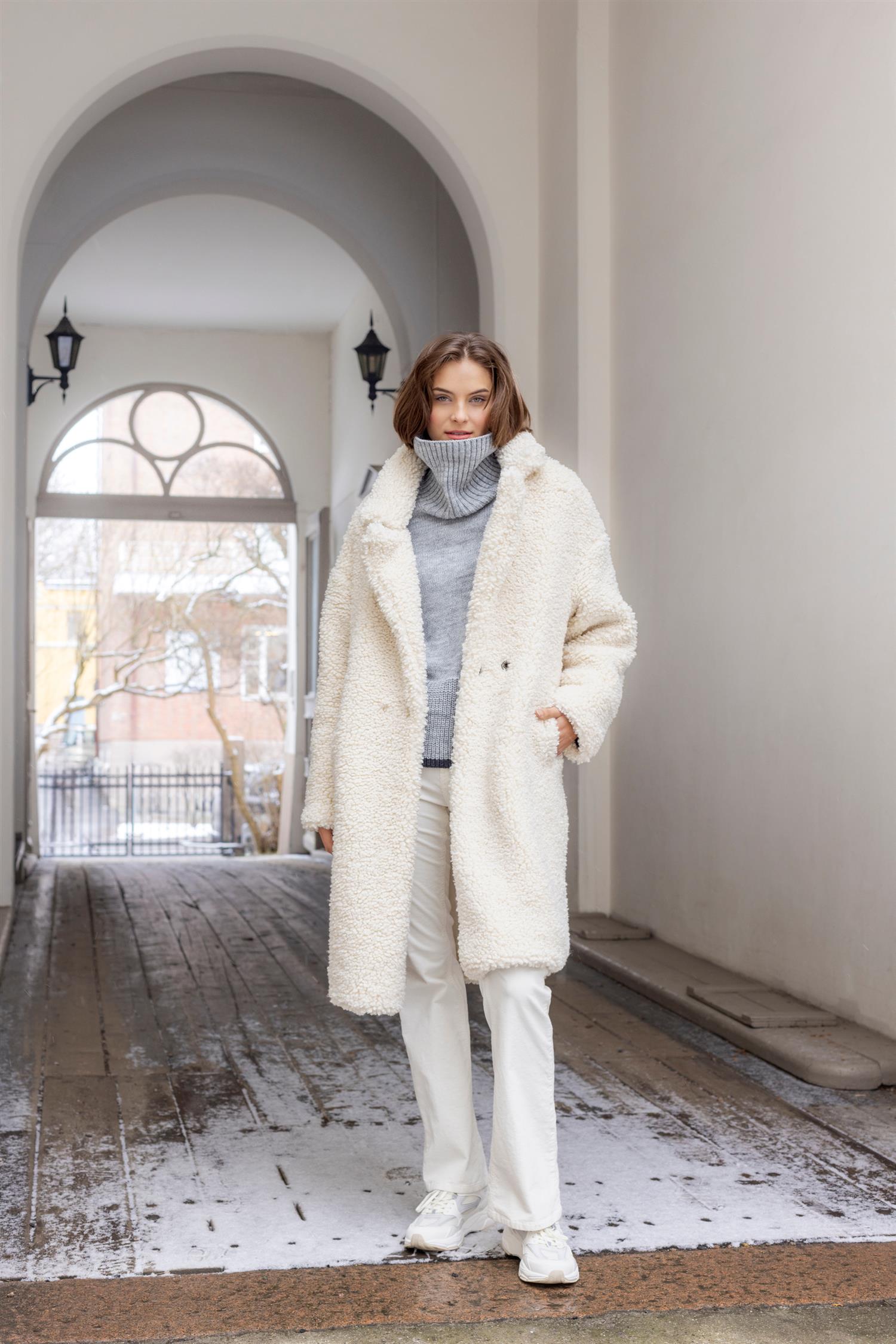Long faux fur coat Krem